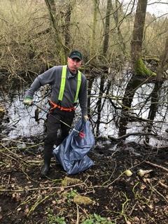 Waldarbeiter Herr Herrmann bei der SäuberungsaktionFoto: Stadtforst