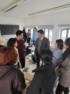 Oberbrügermeister Steffen Scheller im Gespräch mit den zukünftigen Fachkräften.