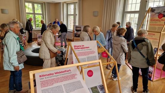 Volles Haus: Dänen in der Ausstellung "28 x Stadtentwicklung in Dänemark".