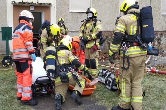 Simulation einer Rettung – Feuerwehrleute und Rettungsdienst versorgen eine menschengroße Rettungspuppe