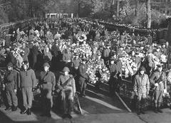 sowjetisches Ehrenmal schwarz weiß Bild, Soldaten stehen in Reihen und tragen Blumenkränze
