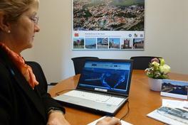 Die Oberbürgermeisterin beim Surfen durch die EM-Internetseiten.