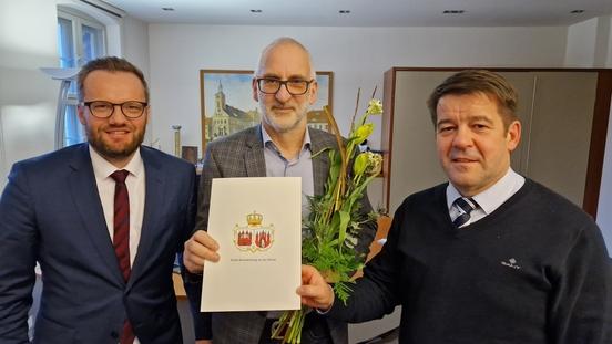 Oberbürgermeister Steffen Scheller und Bürgermeister Michael Müller verabschieden Peter Reck.