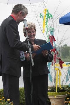 Sportminister Holger Rupprecht übergibt den Fördermittelbescheid an Brandenburgs Oberbürgermeisterin Dr. Dietlind Tiemann. Sportminister Holger Rupprecht übergibt den Fördermittelbescheid an Brandenburgs Oberbürgermeisterin Dr. Dietlind Tiemann.