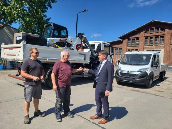 Oberbürgermeister Steffen Scheller händigte Detlef und Justin Rudloff die Fahrzeugschlüssel aus.