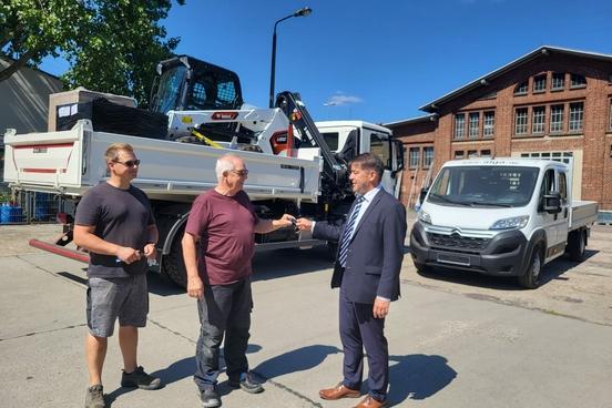 Oberbürgermeister Steffen Scheller händigte Detlef und Justin Rudloff die Fahrzeugschlüssel aus.