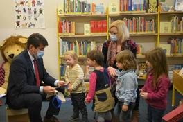 Oberbürgermeister Steffen Scheller überreicht Kinderbücher an "Kleine Strolche" in der Fouque-Kinderbibliothek