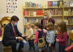 Ob Steffen Scheller überreichte kleine Büchergeschenke der Stiftung "Lesestart-1-2-3".