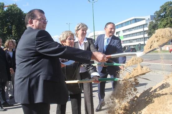 Der erste Spatenstich für den neuen Busbahnhof ist vollzogen.