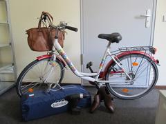 Fundgegenstände: Ein Fahrrad, zwei Taschen und ein Paar Schuhe