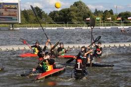 Kanu-Polo ist eine schnelle Mannschaftssportart und eine Mischung aus Ballspiel und Wassersport.