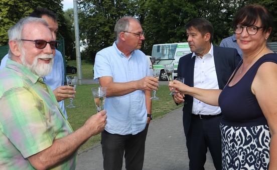 Ein Gläschen Sekt auf das Projekt. Vorne links Vereinschef Michael Kollender