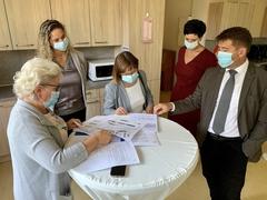 Oberbürgermeister Steffen Scheller (rechts) und Gabriele Wolter (links) erklären Gesundheitsministerin Ursula Nonnemacher die Pläne für einen Neubau der Medizinischen Schule.