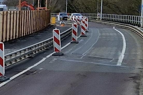 Die Fahrbahn auf der Brücke der Potsdamer Straße wird wieder breiter. Das westliche "Fahrzeugrückhaltesystem" rückt an die Bretterwand.