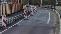 Die Fahrbahn auf der Brücke der Potsdamer Straße wird wieder breiter. Das westliche "Fahrzeugrückhaltesystem" rückt an die Bretterwand.