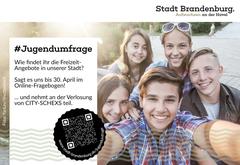 Jugendbefragung_Foto_Presse Gruppe von Jugendlichen machen ein Selfie, davor viel Text zur Jugendumfrage in Brandenburg an der Havel