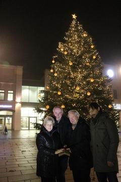 Dr. Dietlind Tiemann, Klaus Deschschner, Stephan Falk und WOBRA-Aufsichtsratmitglied Georg Rietmüller schalten die Beleuchtung der 10-12 m hohen Tanne ein.