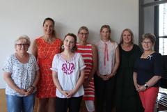 Oberbürgermeisterin Dietlind Tiemann (rechts) und Klinikumsgeschäftsführerin Gabriele Wolter (links) zusammen mit Kooperationspartnern der Altenpflegeausbildung und der Leiterin der Altenpflegeschule Sabine Pekrul (2. von links)