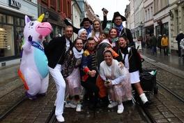 Karnevalisten in der Hauptstraße.