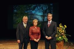 Dr. Dietlind Tiemann verabschiedet Wolf Kahl (links) und gratuliert Klaus-Christoph Clavée zur Amtseinführung.