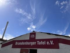 Die Brandenburger Tafel befindet sich in der Warschauer Straße im Stadtteil Hohenstücken.