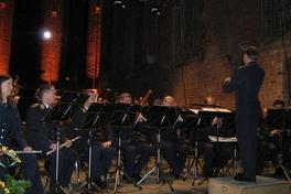 Luftwaffenmusiker in historischem Gebäude