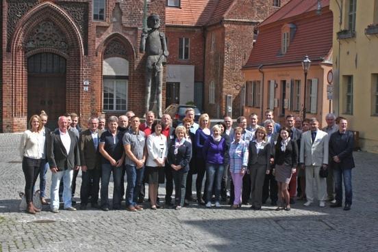 Oberbürgermeisterin Dr. Dietlind Tiemann mit den Teilnehmern an der internationalen technischen Konferenz vor dem Altstädtischen Rathaus (Foto: LSB)