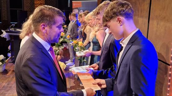 Oberbürgermeister Steffen Scheller hielt die Festrede zur Jugendfeier und überreichte den jungen Erwachsenen ihre Urkunden.