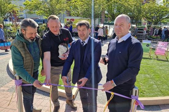 Offizielle Eröffnung des Gartenmarktes auf dem Neustädtischen Markt: Robert Siemon, Johannes Zahn, Steffen Scheller und Thomas Krüger.