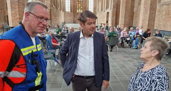 Oberbürgermeister Steffen Scheller im Gespräch mit Evakuierten