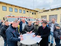 Oberbürgermeister Steffen Scheller, Schirmherr und Brandenburgs Innenminister Michael Stübgen und ein Vertreter des Feuerwehrvereins Brandenburg an der Havel unterschreiben die Vereinbarung.