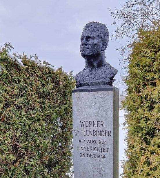 Das Werner-Seelenbinder-Denkmal auf dem Werner-Seelenbinder-Sportplatz.