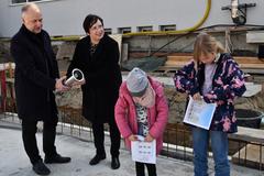 Kinder beim bestücken der Zeitkapsel mit Zeichnungen