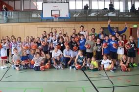 Gruppenbild des Basketball-Nachwuchses mit Daniel Keip.