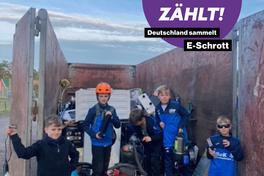 Viel Elektroschrott kam zusammen, worüber sich auch die Waldkicker des SV Empor Brandenburg freuten.