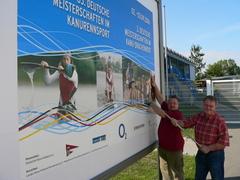 Klaus-Dieter Preuß (links) und Michael Kenzler vom Regattateam präsentieren das Plakat mit den Höhepunkten der Saison. Klaus-Dieter Preuß (links) und Michael Kenzler vom Regattateam präsentieren das Plakat mit den Höhepunkten der Saison.