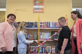 Beigeordnete Alexandra Adel und Bibliothek-Direktorin Cornelia Stabrodt haben mit Schülern der Grundschule "Wilhelm Busch" das Lesesommer-Bücherregal.
