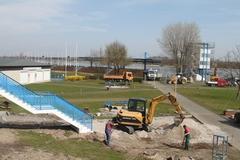Im Vordergrund der Treppenbau, im Hintergrund die Arbeiten am Zielrichterturm. Im Vordergrund der Treppenbau, im Hintergrund die Arbeiten am Zielrichterturm.