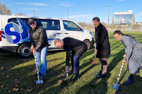 Gerhard Wartenberg, Friedhelm Ostendorf, Steffen Scheller und Alexandra Adel beim ersten Spatenstich für den neuen Kunstrasenplatz.