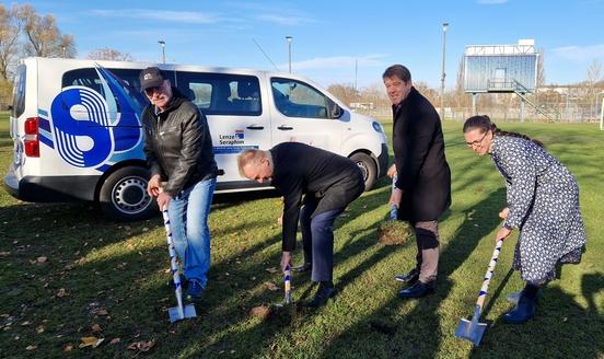 Gerhard Wartenberg, Friedhelm Ostendorf, Steffen Scheller und Alexandra Adel beim ersten Spatenstich für den neuen Kunstrasenplatz.