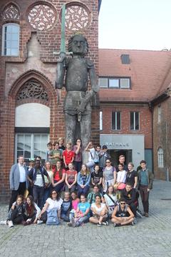deutsch-französische Jugendgruppe vor dem Roland
