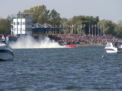 Spektakuläre Positionskämpfe der Formel 1 Boote unmittelbar vor der vollen Zuschauertribüne. Spektakuläre Positionskämpfe der Formel 1 Boote unmittelbar vor der vollen Zuschauertribüne.
