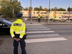 2 Polizisten an einem Fußgängerüberweg