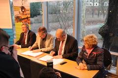 Vertragsunterzeichnung (Dr. Wolfgang Erlebach, Aufsichtsratsvorsitzender des Theaters; Prof. Peter Gülke, neuer Chefdirigent ab 1.8.2015; Jörg Heyne, Geschäftsführer des Theaters; Dr. Dietlind Tiemann, Oberbürgermeisterin)