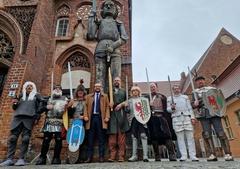 Bürgermeister Michael Müller nahm die Rolande am Rathaus in Empfang. Mittendrin Brandenburgs neuer Roland-Darsteller Maximilian Scharsich.