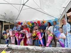 Michael Glaser, Alexandra Adel und Sponsoren übergaben die Schultüten