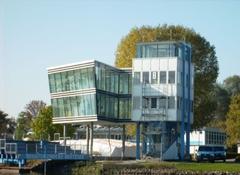 Mit viel Glas setzt der neue Zielturm ein deutliches Zeichen. Mit viel Glas setzt der neue Zielturm ein deutliches Zeichen.