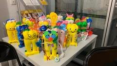 18 bunt bemalte und beklebte Zähne aus Styropor