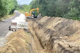 Für die Wasserleitung werden Gräben ausgehoben