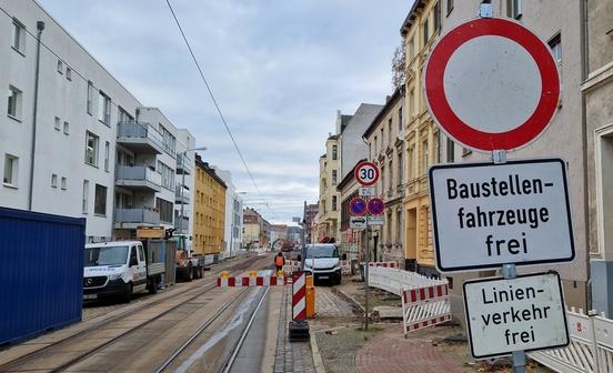 Die Baustelle aus der Blickrichtung Wredowstraße.